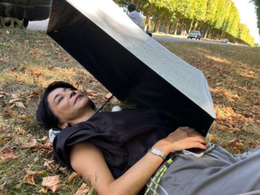 「軽い熱中症inヴェルサイユ」高嶋ちさ子、地面に横たわる姿に心配の声「大丈夫ですか？」「お大事に」