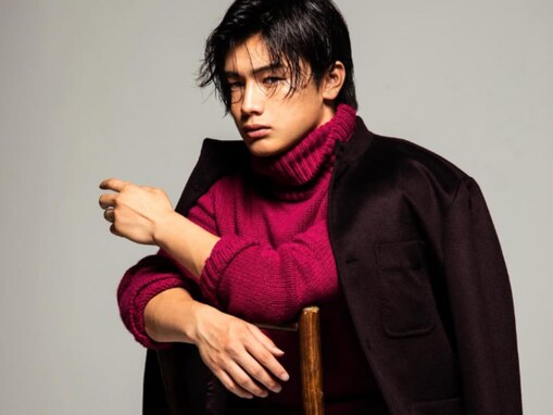 「どこかの俳優さんかと」サッカー日本代表FW、圧巻のビジュアル際立つモデルショットに「フリーズした」の声！