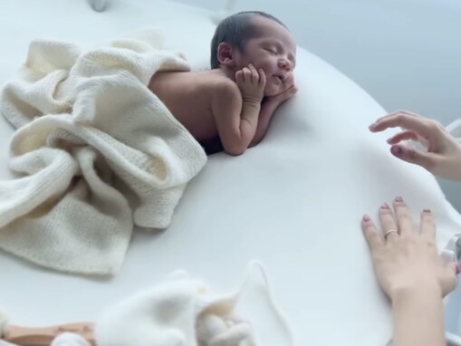 「おもちゃじゃないんですよ！」愛沢えみり、ニューボーンフォト撮影に賛否。「負担かかりすぎて可哀想」