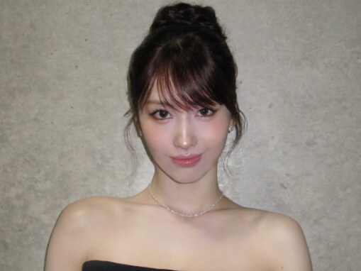 「顔ちっさー」TWICEモモ、黒ドレスから美デコルテ披露「えぐ美しい」「お顔の小ささが引き立ってほんとに綺麗」
