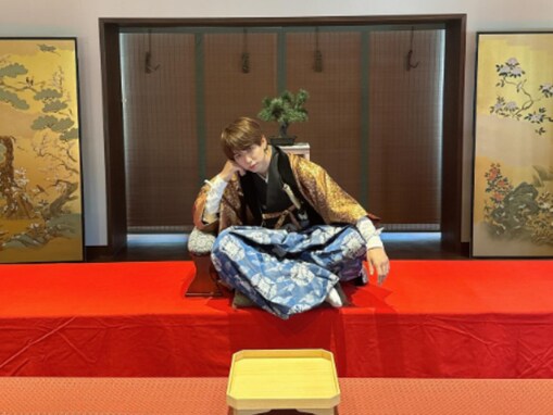 「ポーズが童磨過ぎる」はじめしゃちょー、広島・福山城での殿様ショットに「斬られてもいいです笑」の声