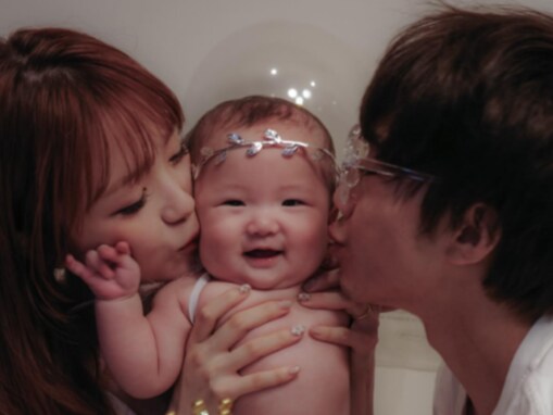 「ほんま大変な6ヶ月やった」人気ouTuberの美人妻、息子の“0歳半のお祝い”で家族ショット公開「幸せ空間」