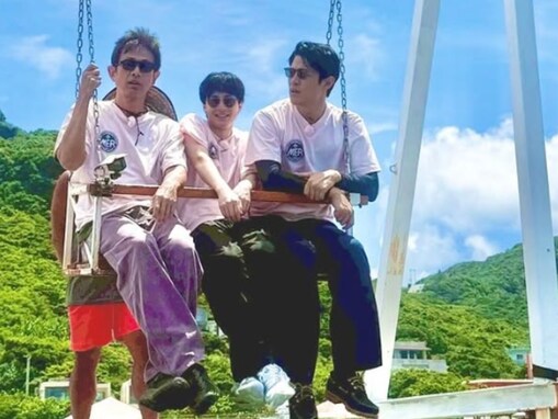 「何これ尊い！」鈴木亮平、“三人ブランコの難易度高杉”ショット公開「何ですかこのエモい時間」