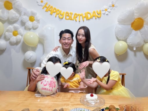「三姉妹可愛いな」近藤千尋、三女の1歳誕生日を報告！ 家族ショットに「憧れの家族像」の声