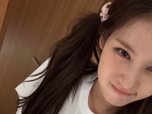 「需要ありまくり」TWICE・サナ、貴重なパジャマ姿！ ツインテールヘアの自撮りショットに「アニメのよう」