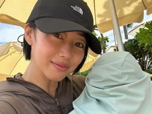 「若干かわいそう...」ママタレント、1歳息子の“初プールと初海”投稿に賛否の声？「顔が疲れ果てて」