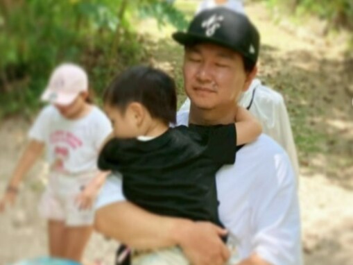 「ま、まさかここは!?」かまいたち山内、“とある場所”で息子を抱っこする姿に反響！ 「ほんといいパパ」