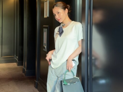 堂安律の美人妻、白シャツ×デニムパンツのラフコーデを披露！ タンクトップ姿での肌見せショットも