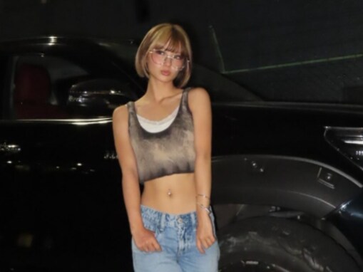 「ギャップ萌え」人気YouTuber、スタイル抜群のほっそりウエスト披露！ 「ビジュ爆発」「やばい」