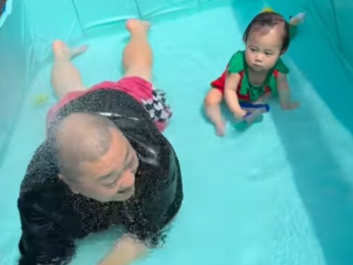 「お気をつけて」西野未姫、娘初のプールショット公開「頭の形はpapaそっくり」「幸せそうだよ！」