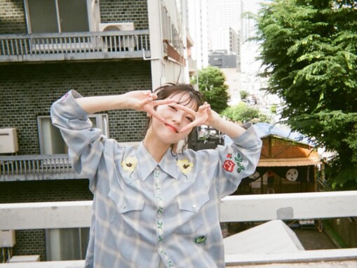 「節目の25歳」浜辺美波、誕生日を報告！ 親友撮影のオフショットに反響「おめでとう」「楽しんで」