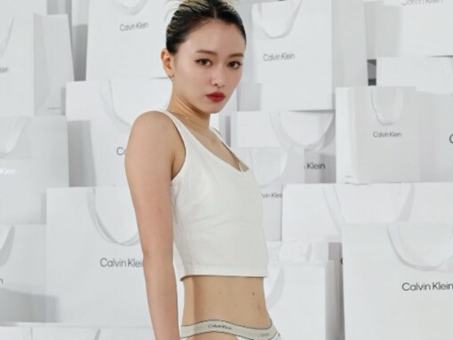 「Calvin Klein似合う女はいい女」山本舞香、大胆過ぎるへそ出しショットを公開！「スタイルよすぎる」