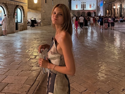 「その表情は威力強すぎ」マギー、“夜の旧市街”で変顔？ 披露「なんでその変顔を選んだ」「表情カワイイ…」