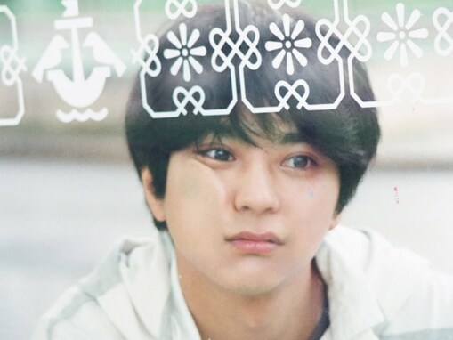 「こんな佐藤勝利はじめて」佐藤勝利、ほっぺたむぎゅっとショットにファンもん絶！ 「可愛すぎて悲鳴出た」