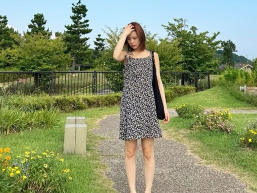 「足が長過ぎる」NiziU・マコ、美脚が際立つ肌見せワンピース姿に反響！ 「スタイルがエグい」「天使」