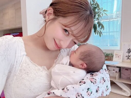 辻希美、自宅で第5子を抱く自撮りショット公開「残りわずかな新生児との癒し時間…」「新学期始まってバタバタ」