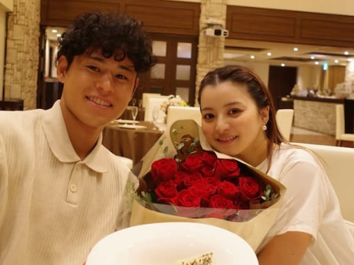 元テラハメンバー、Jリーガー夫と結婚4周年を祝福！ 美男美女ショットに「素敵過ぎ〜」「愛がこもった」反響