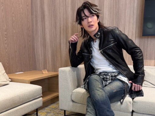 「The平成男子って感じでタイプ」人気アイドル、ギャル男に大変身！ 「脚、ほっそすぎてビックリ！」