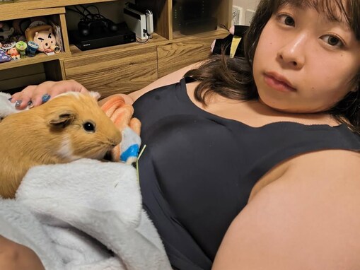 餅田コシヒカリ、顔よりも大きい二の腕を披露!? 「無理やり小顔に加工して失敗した人みたいになってる」