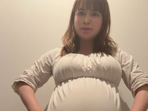 「絶対安静」中川翔子、“双子お腹観察日記”で大きなおなか公開「はち切れそう」「すごいお腹ですね」