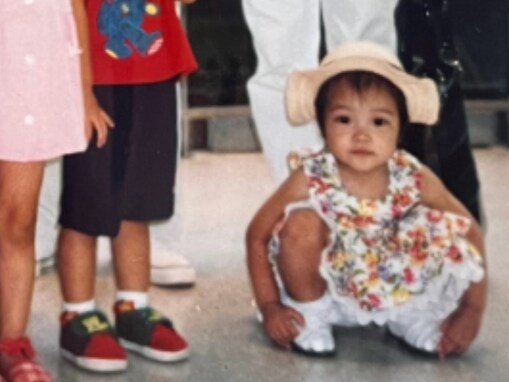 「ヤ〇キー座りしてるね笑」元AKB48、幼少期ショットを公開！ 「こんな可愛い2歳児周りにいない」