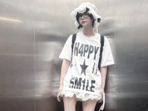 あの、超ミニ丈コーデでほっそり美脚を披露！ 「ラジオはパジャマばっかだけど」“ちゃんと着る日”のコーデ