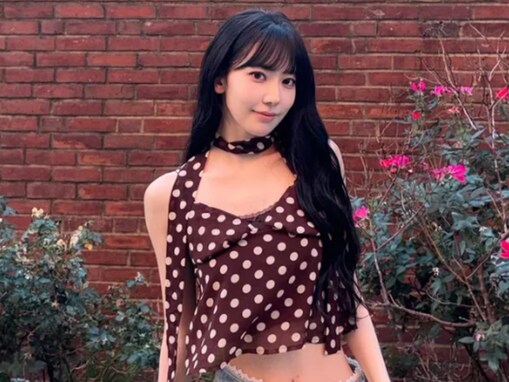 宮脇咲良、へそ出し＆美ウエスト際立つ圧巻スタイル公開「世界中どこにいても背景が絶景に変わる」「黒髪めちゃ似合ってる」