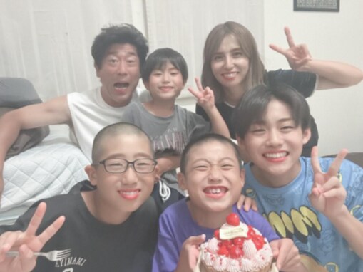 「あっという間に10歳」原口あきまさ、三男の誕生日に美人妻＆息子4人の顔出し写真公開「感動してます」