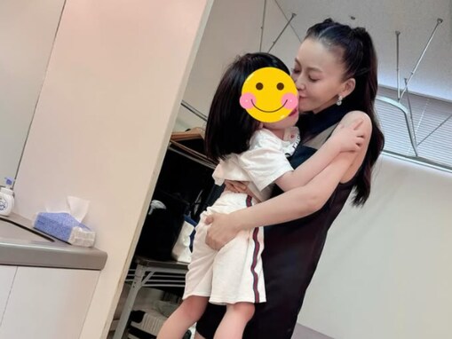 華原朋美、美脚際立つほっそり体形で息子を軽々抱き上げる姿を披露！ 「ママは最高に幸せだよ」