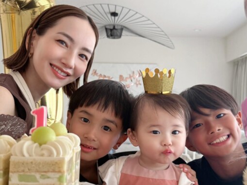 「みんな顔面偏差値が高い！」美人モデル、娘＆イケメン息子の顔出しで誕生日を祝福「綺麗すぎます」