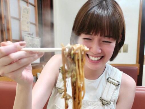 「何だこのかわいい生き物」佐藤栞里、もぐもぐショットに「食べてるところが似合います」「元気出る」の声