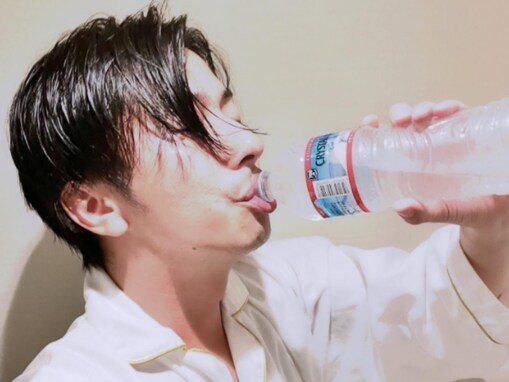 「一瞬亀梨くんかと思ったよww」河合郁人、“水分補給”ショットが「イケ散らかしてる」と話題に！