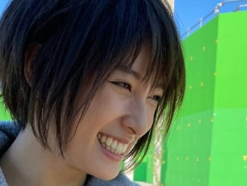 土屋太鳳、レアなショートヘア姿を公開！ 主演ドラマのオフショット「笑顔が破壊力ありすぎて可愛すぎる」