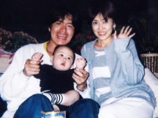 小園凌央、幼少期写真でヒロミ＆松本伊代の若い頃公開「お風呂に入れてる写真初親の緊張感出てて感動」