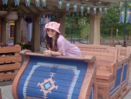 「彼女感満載」白石麻衣、ディズニーでのプライベートショットに反響！ 「プリンセスみたい」「楽しそう」