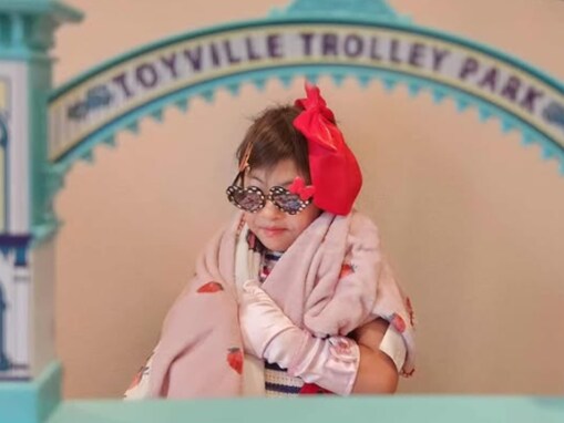 「セレブキッズだぁ」黒木啓司、娘の“モデル活動”公開！ オードリー・ヘプバーン ばりのポーズ決める