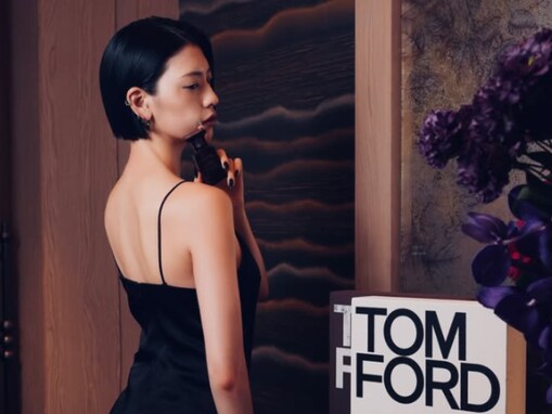 三吉彩花、美背中＆鎖骨際立つ黒ドレス姿を披露！ ラグジュアリーな魅力あふれるモデルショット