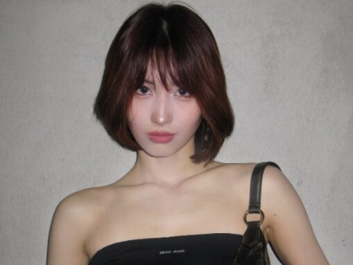 「こんな見つめ方をされたら」TWICE・モモ、へそ出し＆美デコルテ披露！ 「綺麗な縦長のおヘソ」