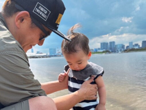 「もう既に足が長い気が」第2子妊娠中の蜂谷晏海、息子が海デビュー「ベビバーグちゃん、超ハンサムで」