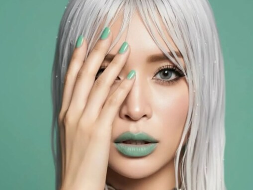 「え？ALBUM発売する？」浜崎あゆみ、別人級ショットに「爪短いの珍しい」「えー！なにこれ美しすぎる」反響