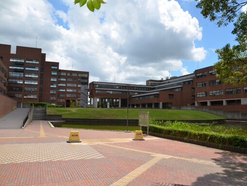 東日本出身者に聞いた「学校の先生に望む出身大学」ランキング！ 同率2位「筑波大学」「早稲田大学」を抑えた1位は？【2025年調査】