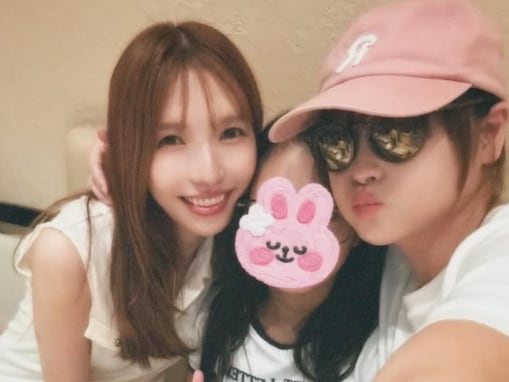 「若すぎません？」鈴木奈々、“綺麗すぎる”美人義姉の顔出しショット公開。ぱっちり二重の姪っ子の顔出しも