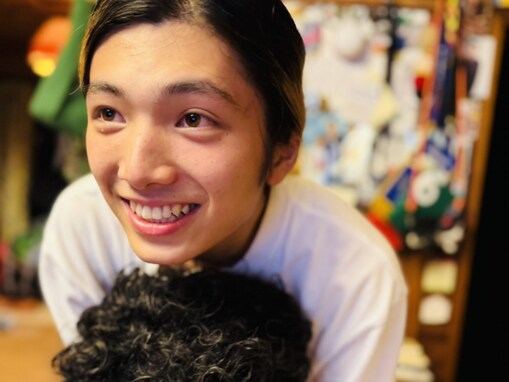 「雰囲気が藤井風」片桐仁、イケメン長男の顔出しショット公開「イケメン過ぎないか…」「こんなおっきくなったんすか…！？」