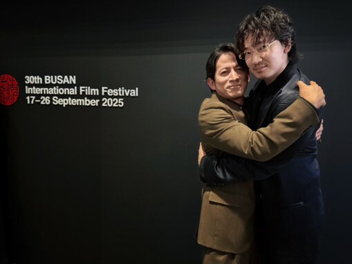 「耳赤い」岡田准一、綾野剛とのハグショットに反響「デレてる」「V6のメンバーといる時のような顔」