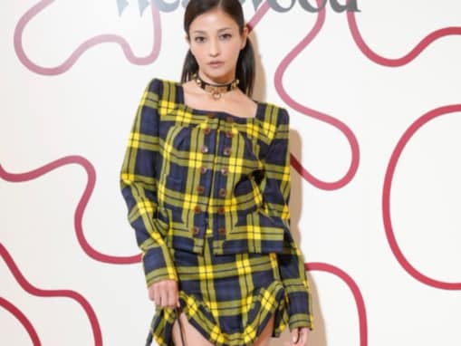 「なんて破廉恥な…」黒木メイサ、美脚をギリギリまで披露「スカートの丈どうなってんだ」「脚、綺麗！」