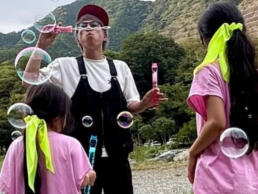 「長女ちゃん背､高い！」田村淳、家族でBBQショット公開「双子コーデかわいい」「娘ちゃん大きくて凄い」