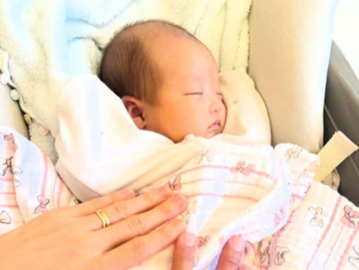 杉浦太陽、顔立ち整う第5子の寝顔ショット公開！ 妻・辻希美と共に手を添える姿「夢の中のユメちゃん」