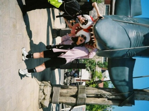 唐田えりか、ドラマ共演の人気芸人とのプライベートショットに反響！ お揃いファンキャップでUSJ満喫