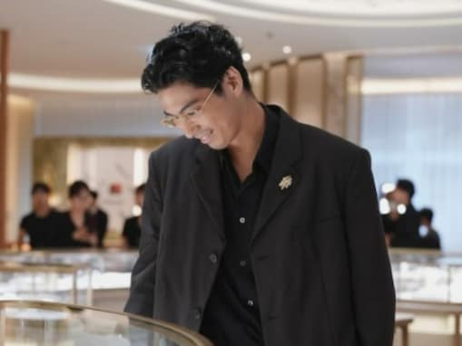 「色気がヤバい」「渋みが増した」賀来賢人、大人の魅力あふれる眼鏡×スーツ姿に称賛の声！