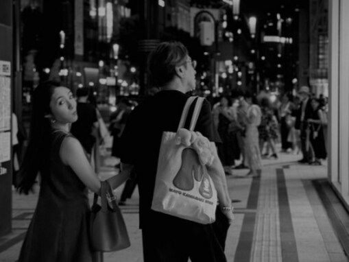 「絵になりすぎ」川崎麻世、“週刊誌の隠し撮り”風な夫婦ショット公開！ 「映画のワンシーンみたい」